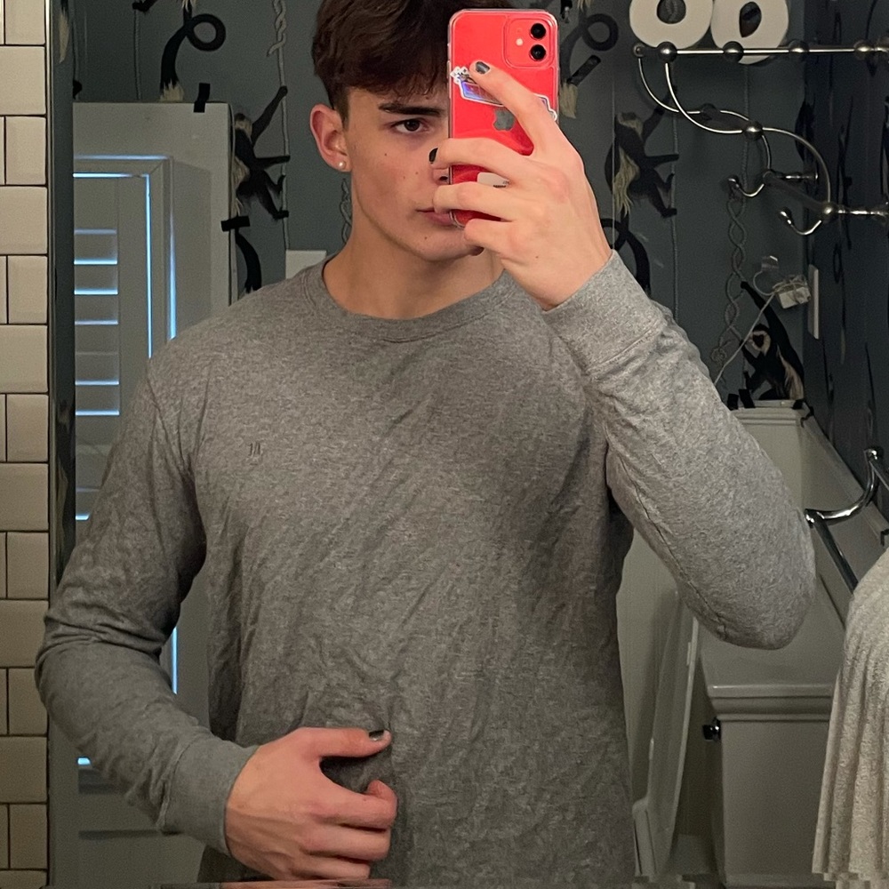 American eagle grey long sleeve tee Size small.